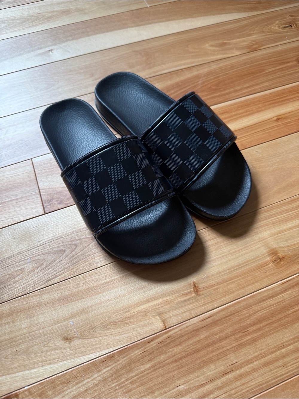Oomi Checkered Sandals